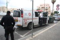 يافا: رجل يحاول الإنتحار وسط شارع ييفت والطواقم الطبية تهرع إلى المكان 